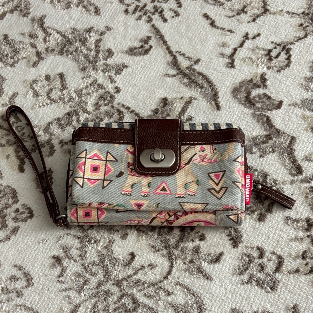 UNIONBAY Gray and Brown Elephant Clutch Wristlet